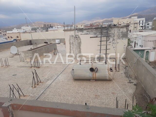 فن العمارة القديمة للمباني والمنشآت السكنية في قرى المملكة العربية السعودية, منظر السماء المليئة بالغيوم والسحب في النهار في منطقة الباحة ، صورة من الاعلى لأسطح المنازل والبيوت في مدينة الحجرة