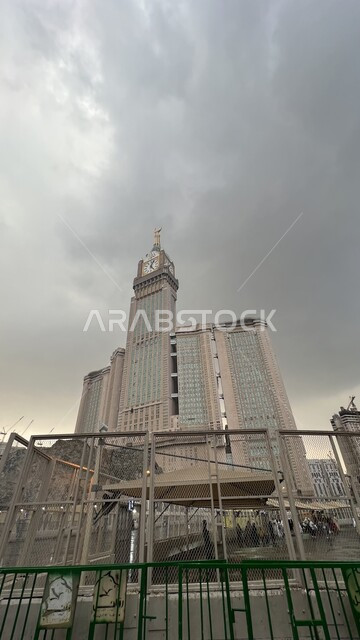 مبنى برج الساعة الملكي في مكة المكرمة بالمملكة العربية السعودية، الفن الهندسي المعماري على الطراز الحديث للابراج وناطحات السحاب، أبراج الحرم المكي الشريف، معالم ومناطق مشهورة، أماكن دينية إسلامية مقدسة