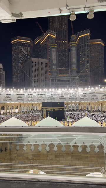 الأبراج والفنادق الفاخرة المطلة على الحرم المكي الشريف، التجمع الاسلامي من كل انحاء العالم حول الكعبة المشرفة في مكة المكرمة لأداء العبادات والتقرب الى الله, أماكن ومعالم دينية اسلامية مقدسة, الحجاج والمعتمرين في بيت الله الحرام