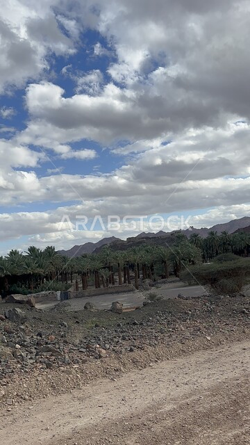  أماكن ومعالم سياحية مشهورة، سماء ملبدة بالغيوم والسحب البيضاء، خلفية طبيعية، طرق مدينة خيبر الصحراوية في المملكة العربية السعودية