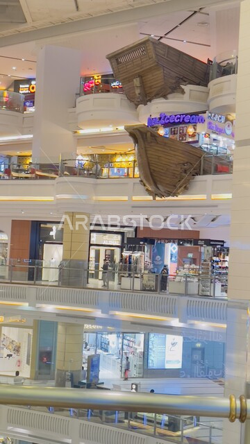 المحلات التجارية داخل مول الساعه في مكة المكرمة, الديكورات الداخلية الحديثة ,مفهوم التسوق و الترفيه,أماكن ومعالم سياحية مشهورة في المملكة العربيه السعودية, قضاء أوقات ممتعه داخل المجمعات