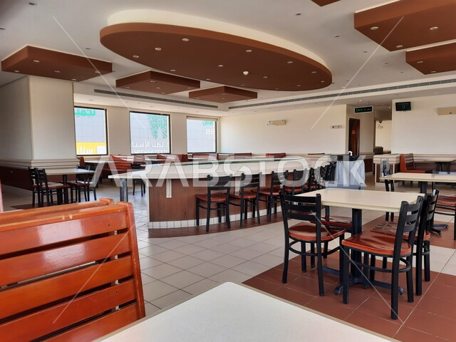 الديكورات والتصاميم الداخلية للكافيهات والمطاعم, صورة من الداخل لمطعم البيك فرع مدينة القنفذة في المملكة العربية السعودية, مطاعم مشهورة لتقديم المأكولات والوجبات السريعة في مكة المكرمة