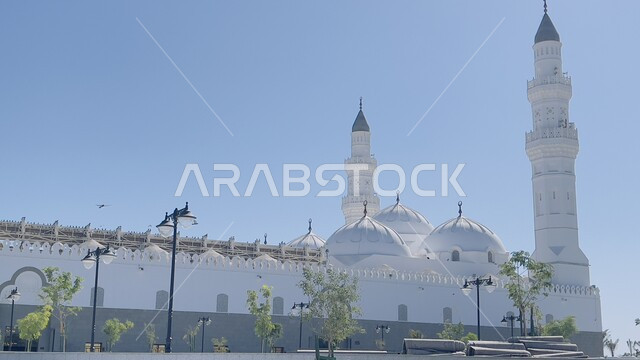 دعوة المسلمين لإقامة الصلوات على وقتها، العبادة والتقرب الى الله، المعالم الدينية المقدسة في المملكة العربية السعودية، الفن الهندسي المعماري للمساجد على الطراز الإسلامي, مسجد قباء في المدينة المنورة في وقت النهار