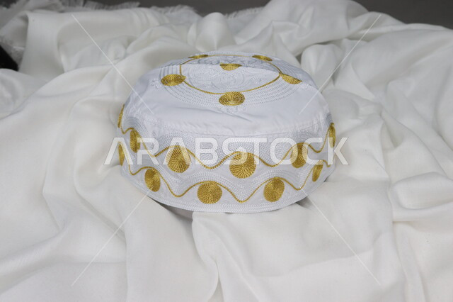 يوم بدينا 1727 م، تأسيس الدولة السعودية الأولى 22 فبراير، صورة مقربة لقبعة بيضاء مزخرفة باللون  الذهبي عريض على قماش أبيض، ارتداء ازياء يوم التاسيس، مناسبات وأعياد وطنية، الاعتزاز و الفخر بالانتماء للوطن، ابراز الولاء والإخلاص و التفاني للبلاد 