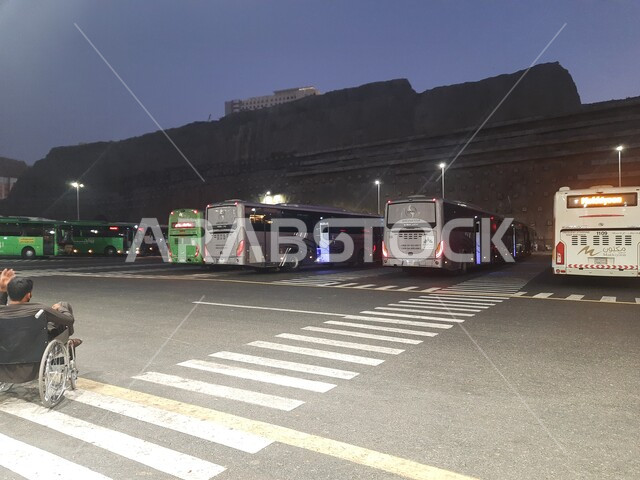  ساحة باصات التنقل للزوار, وسائل النقل والمواصلات, موقف كدي للحافلات بجوار الحرم المكي بمكة المكرمة ليلا, مقصد المسلمين من جميع انحاء العالم لأداء العبادة, السياحة الدينية في المملكة العربية السعودية