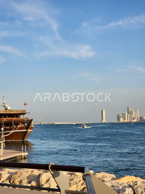 الواجهات البحرية لمملكة البحرين، الانشطة الترفيهية لجذب السياح، المدن والمعالم السياحية، الفن الهندسي المعماري للأبراج وناطحات السحاب على الطراز الحديث، القوارب والخشبية على سطح الماء