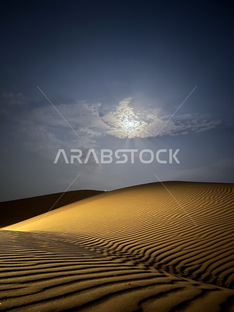 المناظر الطبيعية في المدن السياحية،  الغيوم البيضاء المتكاثفة في سماء المملكة العربية، صورة  مقربة للكثبان الرملية، الرمال الذهبية في صحراء السعودية