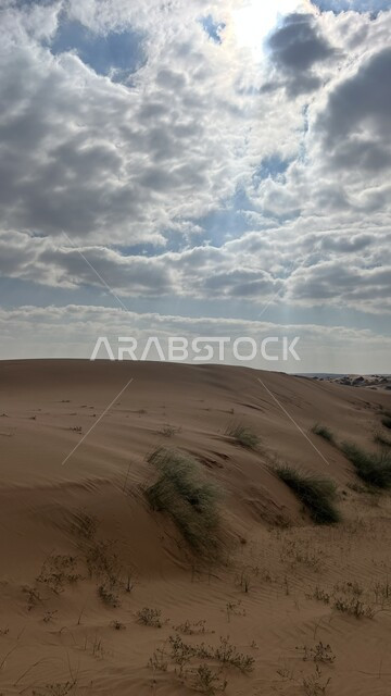 الغيوم البيضاء المتكاثفة في سماء المملكة العربية، صورة مقربة للكثبان الرملية، الرمال الذهبية فيط صحراء السعودية، المناظر الطبيعية في المدن السياحية