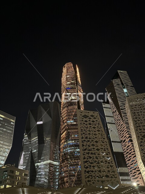 النمو والتقدم العمراني على الطراز الحديث، المعالم والمدن السياحية المشهورة، الأبراج وناطحات السحاب المالية والاقتصادية والمنشأت المعمارية، صورة مقربة لمركز الملك عبدالله المالي(كافد) في العاصمة