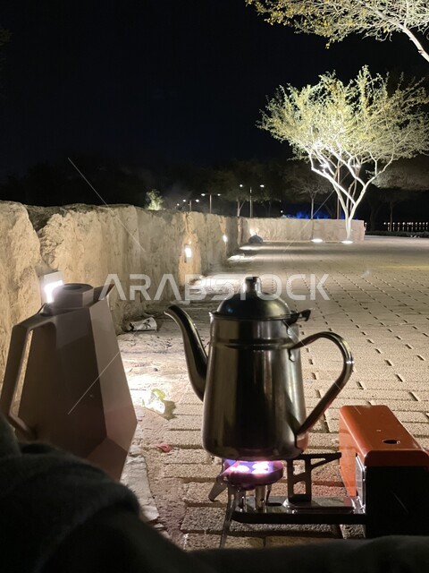 جلسة شعبية مع دلة القهوة السعودية على الرصيف وقت المساء، تأمل السماء والنجوم، المناظر الطبيعية الهادئة، الاهتمام بزراعة الأشجار في المدن السياحية