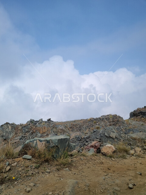 الغيوم والسحب المتنقلة، المناظر الطبيعية في المملكة العربية، مدن و أماكن سياحية، سماء السعودية في وقت النهار، صورة مقربة لمنطقة جبلية صخرية