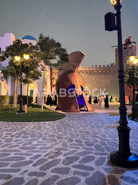 مجسم قناع الحرب في قلعة القتال في بوليفارد ورلد سيتي في مدينة الرياض بالمملكة العربية السعودية، فعاليات موسم الرياض، المدن والمعالم السياحية المشهورة