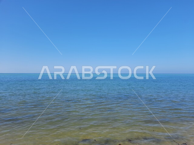 مناطق النزهات والر حلات الترفيهية في العطلة الصيفية، شاطئ الوسقه على البحر الاحمر في النهار، المعالم السياحية والساحلية المشهورة في محافظه الليث بمنطقه مكه المكرمه