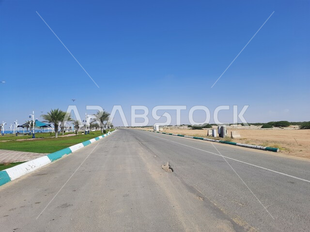 طريق معبد على كورنيش الوسقه على البحر الاحمر في النهار، مناطق النزهات والر حلات الترفيهية في العطلة الصيفية، المعالم السياحية والساحلية المشهورة في محافظه الليث بمنطقه مكه المكرمه