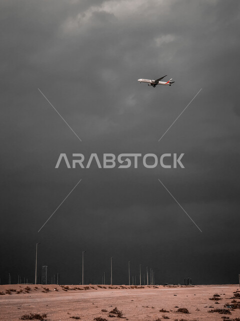 وسائل النقل الجوي في الامارات العربية المتحدة, منظر السماء المليئة بالغيوم الداكنة, خطوط الطيران الاماراتية, الرحلات السياحية والتجول حول العالم, طائرة اماراتية تحلق في السماء