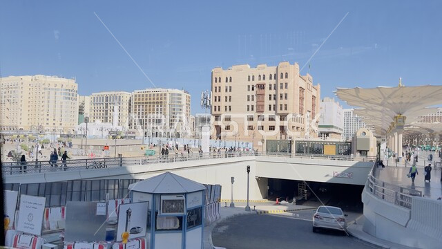 المباني والفنادق الفاخرة المحيطة بالمسجد النبوي الشريف في وقت النهار، الفن الهندسي المعماري على الطراز الحديث للأبراج في المدينة المنورة،  معالم واماكن اسلامية دينية مقدسة في المملكة العربية السعودية, وسائل النقل والمواصلات, مفهوم النمو والتطور العمراني