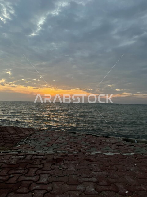 أماكن الاسترخاء وقضاء الوقت الممتع في المناطق الساحلية، الاستمتاع بالأجواء البحرية الهادئة، منظر السماء المليئة بالغيوم في وقت غروب الشمس, شواطئ سياحية في المملكة العربية السعودية, خلفية الطبيعة