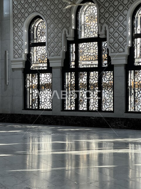 العبادة والتقرب إلى الله تعالى, مقصد الزوار من شتى أنحاء العالم, أماكن تجمع المسلمين لأداء مناسك الحج والعمرة, الفن الهندسي المعماري للمسجد الحرام في مكة المكرمة من الداخل, معالم دينية مشهورة في المملكة العربية السعودية