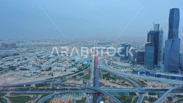 أفق مدينة الرياض في النهار ، التقدم العمراني السعودي في المباني الاقتصادية والتجارية في الرياض مركز كافد ، الأبراج المالية والاقتصادية والمنشأت المعمارية ،مباني ومعالم المملكة العربية السعودية المشهورة ،حركة سير السيارات على الطريق العام