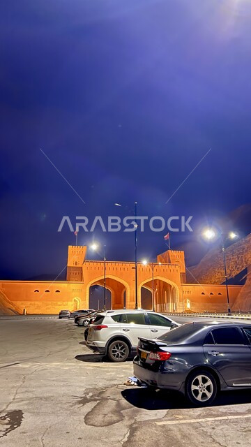 بوابة الرستاق في محافظة جنوب الباطنة مضاءة في الليل في سلطنة عمان, معالم ومناطق سياحية تاريخية، مزار سياحي مشهور، مشروع ازدواجية طريق عقبة الرستاق