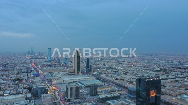 تطوير وتحديث التصاميم الهندسية، المباني العالية وناطحات السحاب في الاجواء الضبابية, مركز الملك عبد الله المالي ( كافد ) في مدينة الرياض, الفن المعماري المميز في السعودية, اماكن ومعالم مشهورة في المملكة، إطلالة على الابراج المالية والاقتصادية