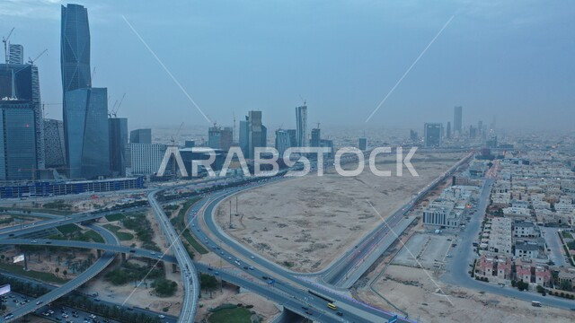 الاهتمام بالنهضة الاقتصادية والتجارية, مركز الملك عبد الله المالي (كافد) في مدينة الرياض, النمو والتطور الهندسي المعماري المتميز, طرق وشوارع المملكة العربية السعودية, اجواء ضبابية