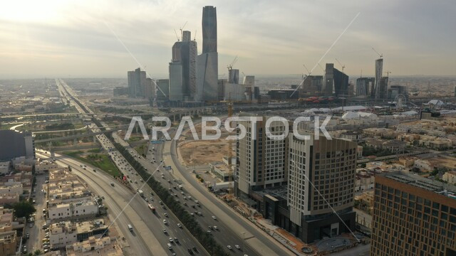 الفن المعماري المتميز للمعالم و الأبنية المشهورة، الطريق العام وحركة سير السيارات في المملكة العربية السعودية, السماء الملبدة بالغيوم والسحب في الرياض, الوجهة المثالية للمال والأعمال بمعايير عالمية، مركز الملك عبد الله المالي (كافد) في الرياض في السعودية