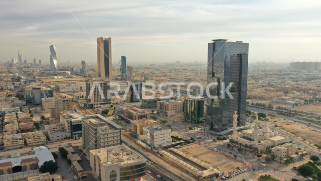 النمو والتقدم العمراني على الطراز الحديث، الأبراج وناطحات السحاب المالية والاقتصادية والمنشأت المعمارية، لقطة جوية لمركز الملك عبدالله المالي(كافد) في العاصمة، الاهتمام بالأشجار الخضراء، المدن والمعالم المشهورة، حركة المرور في شوارع مدينة الرياض