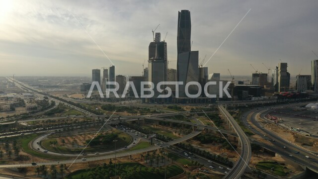 النهضة الاقتصادية والتجارية, النمو والتطور الهندسي المعماري المتميز، الطرق والشوارع الملتوية وحركة سير السيارات في المملكة العربية السعودية , مركز الملك عبد الله المالي (كافد) في مدينة الرياض, أجواء ضبابية