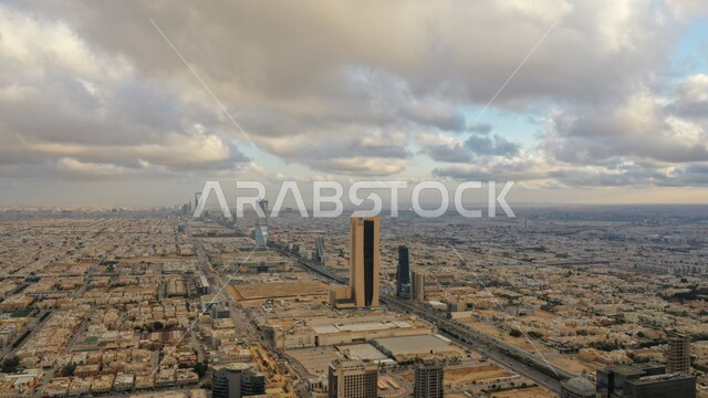 معالم واماكن مشهورة، الطريق العام في المملكة العربية السعودية, السماء الملبدة بالغيوم والسحب في الرياض, الوجهة المثالية للمال والأعمال بمعايير عالمية، مركز الملك عبد الله المالي (كافد) في مدينة الرياض في السعودية, الفن المعماري المتميز للأبنية