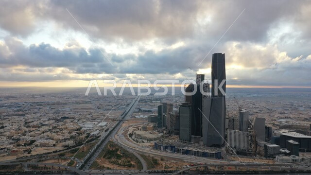 السماء الملبدة بالغيوم والسحب في الرياض, الطريق العام في المملكة العربية السعودية,  الوجهة المثالية للمال والأعمال بمعايير عالمية، مركز الملك عبد الله المالي (كافد) في مدينة الرياض في السعودية, الفن المعماري المتميز، معالم واماكن مشهورة