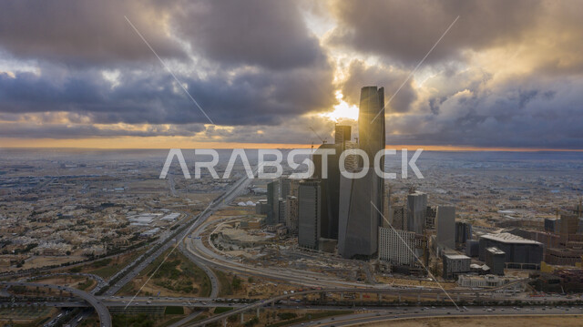 حركة المرور في شوارع مدينة الرياض, السماء الملبدة بالغيوم, الأبراج وناطحات السحاب المالية والاقتصادية والمنشأت المعمارية، النمو والتقدم العمراني على الطراز الحديث، المعالم والمدن المشهورة، لقطة جوية لمركز الملك عبدالله المالي(كافد) عند الغروب