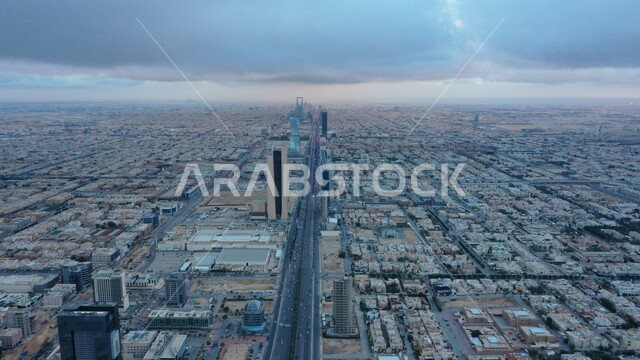 أسلوب الحياة في البلاد, المعالم والأماكن المشهورة، الفن الهندسي المعماري في مدينة الرياض في وقت النهار، التصميم المتطور والحديث للأبراج وناطحات السحاب، لقطة جوية للمباني والمنشآت السكنية في السعودية وقت الضباب