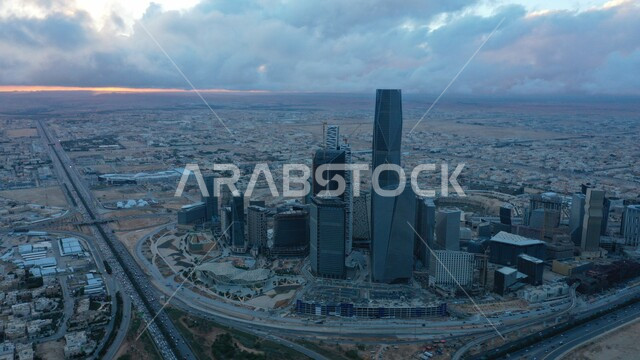 السماء الملبدة والمليئة بالغيوم، فنون وتصاميم هندسية معمارية مميزة للأبراج الاقتصادية وناطحات السحاب، الشركات الراقية الرائدة في الخدمات المصرفية والتكنولوجيا المالية، مركز الملك عبد الله المالي (كافد) في الرياض بالمملكة، الاهتمام بطرق وشوارع السعودية