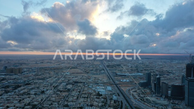 المعالم والأماكن المشهورة، الفن الهندسي المعماري في مدينة الرياض في وقت النهار، التصميم المتطور والحديث للأبراج وناطحات السحاب، صورة علوية للمباني والمنشآت السكنية في السعودية، السماء المليئة  بالغيوم