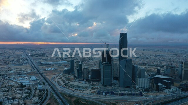 فنون وتصاميم هندسية معمارية مميزة للأبراج الاقتصادية وناطحات السحاب، السماء الملبدة والمليئة بالغيوم،  الشركات الراقية الرائدة في الخدمات المصرفية والتكنولوجيا المالية، مركز الملك عبد الله المالي (كافد) في الرياض بالمملكة، الاهتمام بطرق وشوارع السعودية