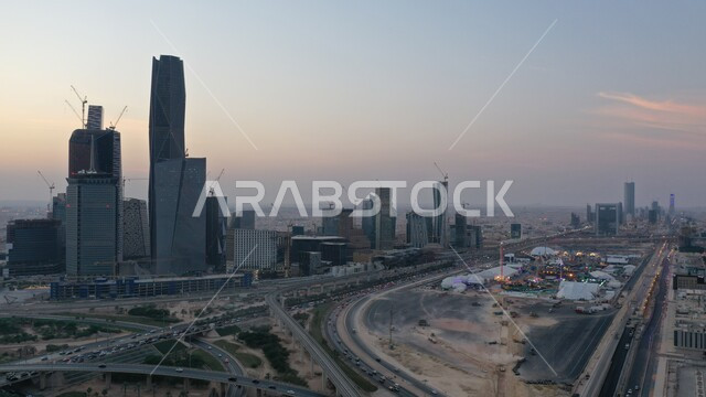 الاشجار والنباتات الخضراء, النمو والتطور الهندسي المعماري للأبراج وناطحات السحاب بالسعودية، حركة سير السيارات على الطريق العام، تحقيق النهضة الاقتصادية والتجارية, بناء مستقبل حضاري ومتطور، مركز الملك عبدالله المالي (كافد) في الرياض