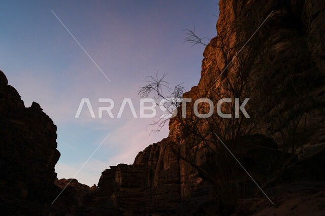سلسلة الجبال والتكوينات والتشكلات الصخرية في منطقة الزيته وقت غروب الشمس، المناطق الطبيعية والكثبان الرملية في البراري، معالم اثرية تاريخية قديمة في تبوك، المحميات الطبيعية الصحراوية، اماكن سياحية مشهورة في المملكة العربية السعودية