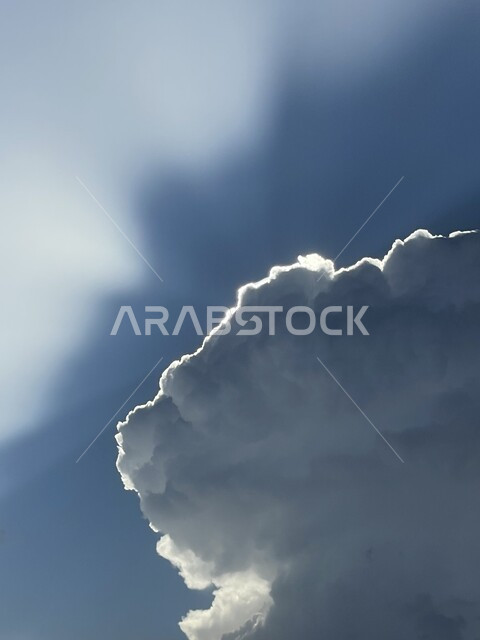 مناظر طبيعية للغيوم الكثيفة في النهار في منطقة الباحة, مشهد الغيم والسحب البيضاء القطنية في السماء الزرقاء في المملكة العربية السعودية، خلفية الطبيعه