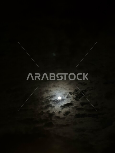 مشهد الغيم والسحب القطنية حول القمر المكتمل في سماء في المملكة العربية السعودية، مناظر طبيعية للغيوم الكثيفة في الظلام الدامس, خلفية الطبيعه
