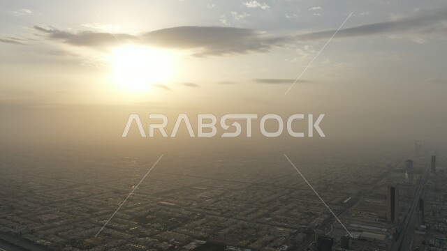 الفن الهندسي المعماري الحديث, أفق مدينة الرياض عند الغروب، ، التطور العمراني والنمو للمنشآت والمباني السكنية والتجارية في السعودية، صورة جوية ضبابية للمدن المشهورة، طرق وشوارع المملكة العربية السعودية