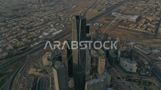 المعالم والاماكن المشهورة في العاصمة, التطور الفني الهندسي والمعماري للمباني والمنشآت الاقتصادية, الأبراج وناطحات السحاب, حركة السير في السعودية, صورة من الاعلى لمركز الملك عبدالله المالي (كافد) في الرياض