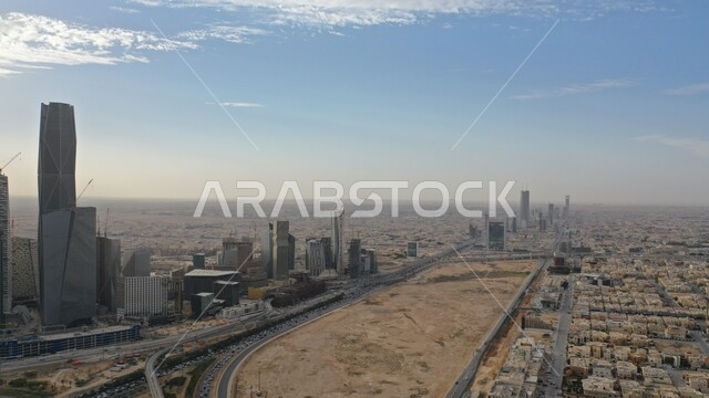 المنشآت والأبراج المالية في مدينة الرياض، النمو والتطور العمراني في السعودية، الفن الهندسي المعماري للمباني وناطحات السحاب المشهورة في المملكة، تحقيق النهضة الاقتصادية والتجارية، صورة  لمركز الملك عبد الله المالي (كافد) في النهار