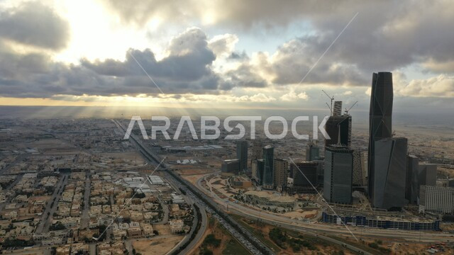 الأبراج وناطحات السحاب, السماء المليئة بالغيوم, التطور الفني الهندسي والمعماري للمباني والمنشآت الاقتصادية, حركة السير في السعودية, مركز الملك عبدالله المالي (كافد) وقت الغروب, معالم واماكن المشهورة في العاصمة