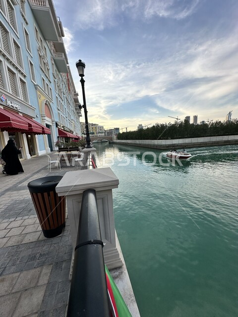 الفن الهندسي المعماري للجسور والأحياء في حي كارتييه في مدينة الدوحة، توفير المراكب والقوارب لسهولة التنقل، المنازل والمباني على ضفاف القنوات المائية في جزيرة اللؤلؤة، الأماكن والمناطق السياحية المشهورة في قطر