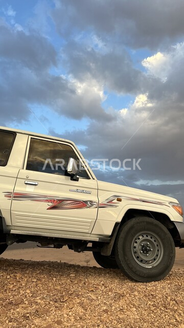 القيام برحلات ومغامرات برية استكشافية، المناطق الطبيعية والكثبان الرملية في البراري، سيارة جيب في الاماكن السياحية المشهورة في المملكة العربية السعودية، منظر الغيوم في السماء