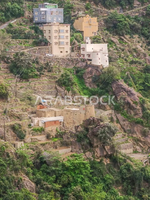 قلعة تاريخية قديمة في أعلى القمم والمرتفعات الجبلية في محافظة فيفاء، المدرجات الزراعية والأشجار والنباتات الخضراء على سفوح الجبال, الأماكن والمعالم الطبيعية السياحية، البيوت والمباني السكنية الجبلية في مدينة جازان في المملكة العربية السعودية