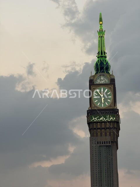 الفن الهندسي المعماري لناطحات السحاب، معالم دينية إسلامية مقدسة، صورة مقربة لمبنى برج الساعة الملكي المضيء في مكة المكرمة، الأبراج المطلة على الحرم المكي الشريف في المملكة العربية السعودية 