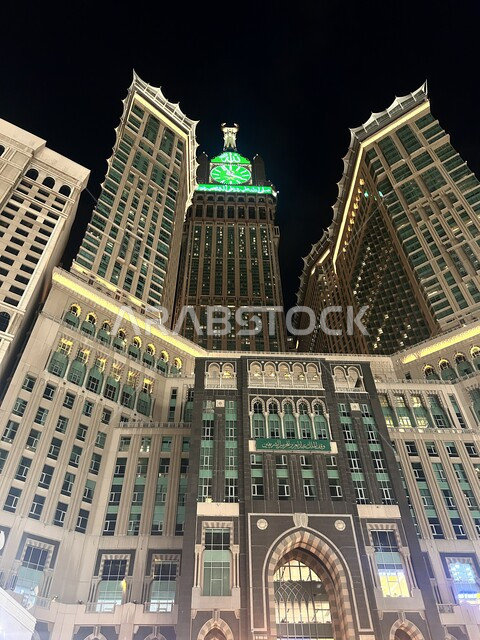 الأبراج والمباني المحيطة بمبنى برج الساعة الملكي المطلة على الحرم المكي الشريف في الليل, الفنادق الفاخرة وأماكن إقامة الحجاج في مكة المكرمة بالمملكة العربية السعودية، العبادة والتقرب إلى الله، معالم دينية إسلامية مقدسة
