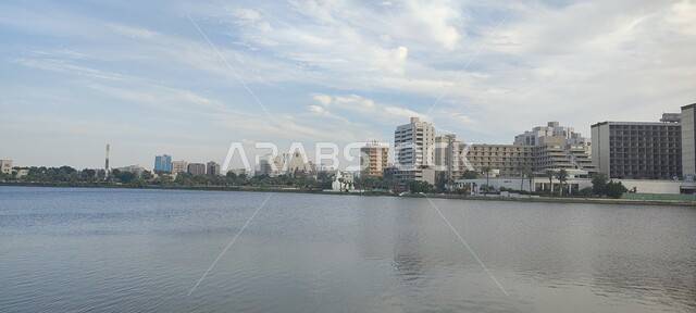 السحب البيضاء في السماء أثناء النهار في المملكة العربية السعودية, البيئة والطبيعة البحرية في منطقة المحمل في مدينة جدة, الفن الهندسي المعماري للمباني والأبراج التجاريه المطلة على البحر الأحمر في حي البلد